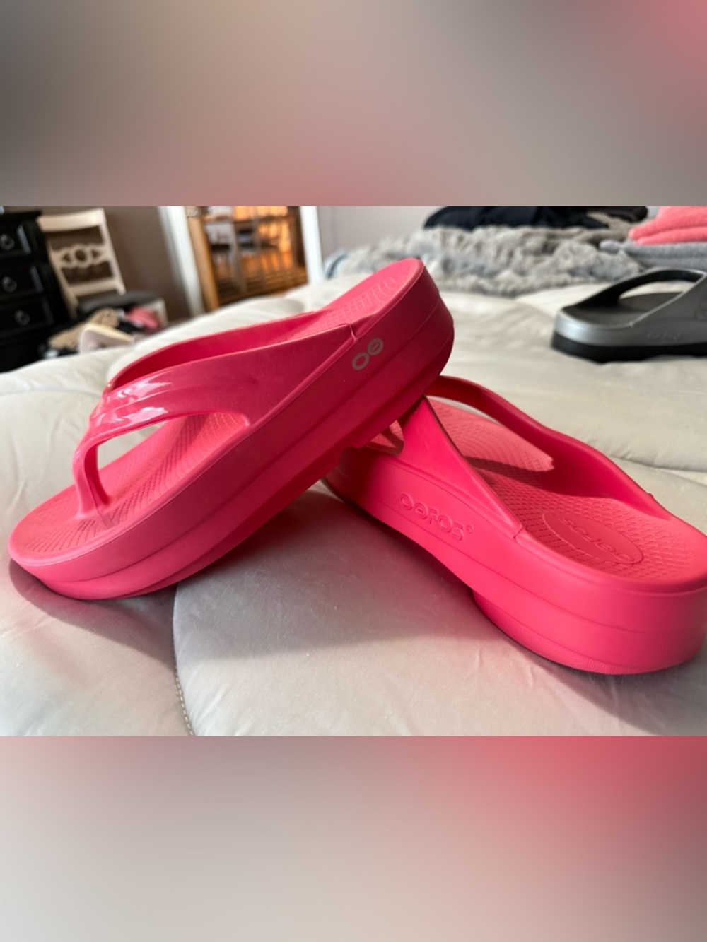 OOFOS Hot Pink Women’s Recovery Flip Flop Sandals